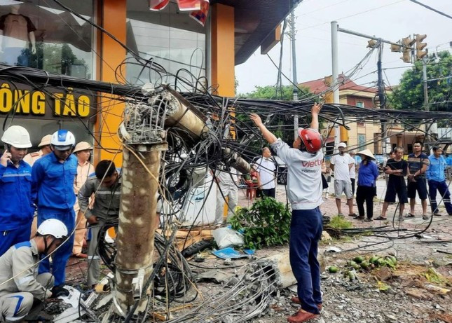 Xe khách nát đầu sau va chạm với xe tải ở Hà Tĩnh - Hình 2 Xe khach nat dau sau va cham voi xe tai o Ha Tinh-Hinh-2