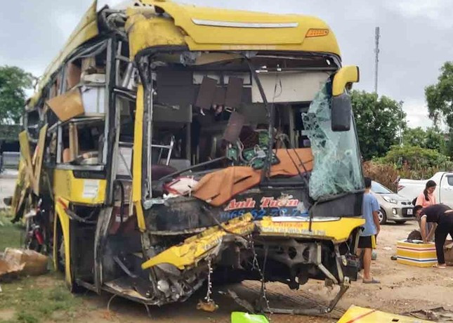 Xe khách nát đầu sau va chạm với xe tải ở Hà Tĩnh Xe khach nat dau sau va cham voi xe tai o Ha Tinh