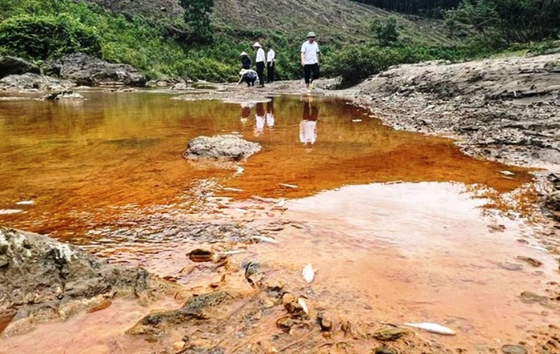 Trước đây, khu vực này nước suối trong, nền đất đá không có màu vàng sẫm. Tuy nhiên, hiện nay nước suối bị đục kèm theo nền đất đá có màu vàng sẫm nghi do ảnh hưởng từ nước thải trong quá trình tuyển quặng.