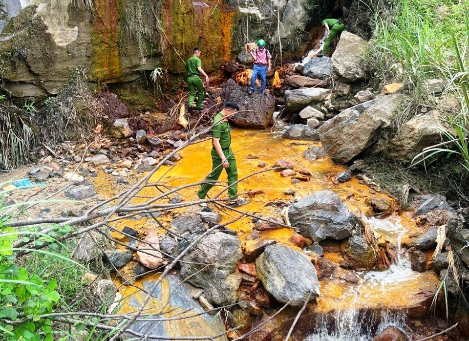 Đi ngược dòng suối lên bản Chăm Hiêng có cá suối chết dạt vào hai bên bờ. Đầu nguồn nước là khu vực Công ty TNHH thiếc Hà An hoạt động khai thác khoáng sản (quặng thiếc).