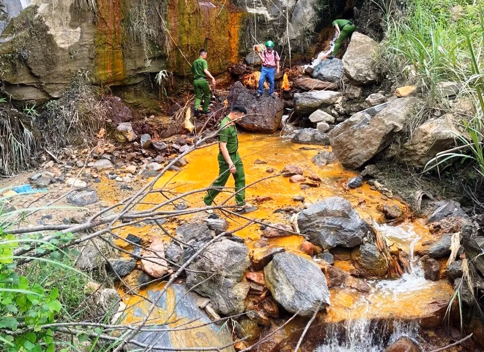Đi ngược dòng suối lên bản Chăm Hiêng có cá suối chết dạt vào hai bên bờ. Đầu nguồn nước là khu vực Công ty TNHH thiếc Hà An hoạt động khai thác khoáng sản (quặng thiếc).