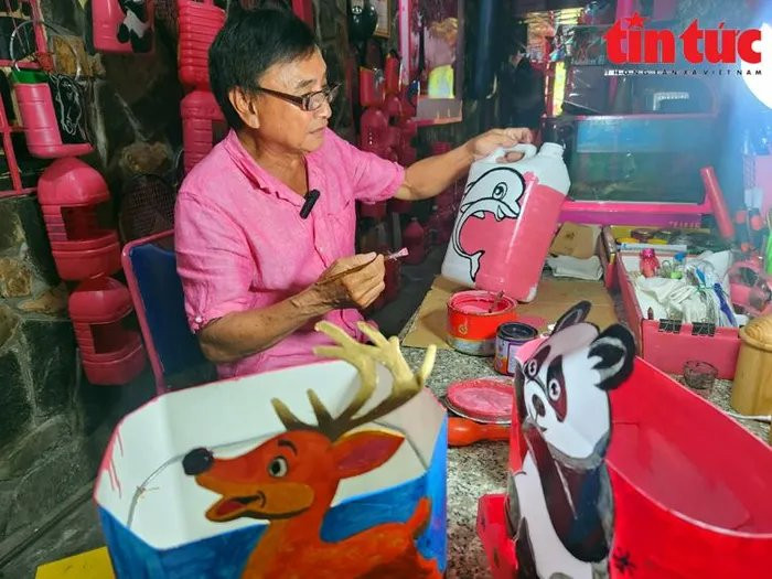 Cụ ông yêu màu hồng và niềm đam mê tái chế, bảo vệ môi trường - Hình 2 Cu ong yeu mau hong va niem dam me tai che, bao ve moi truong-Hinh-2