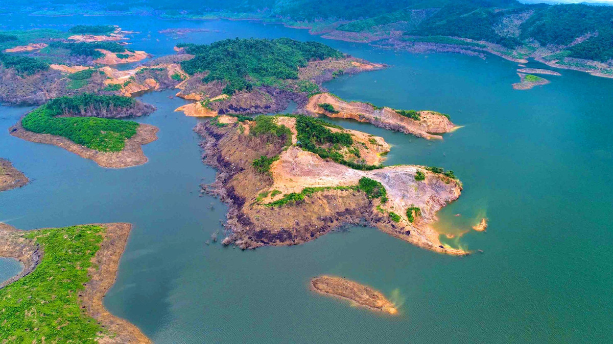 Vườn Quốc gia Vũ Quang có rất nhiều tiềm năng để thúc đẩy phát triển hoạt động du lịch sinh thái, du lịch khám phá, du lịch mạo hiểm với cảnh quan hoang sơ, kỳ thú mà thiên nhiên đã ban tặng như: thác Thang Đày, thác Cổng Trời, thác Nam Châm, suối Rào Rồng, suối Trắng, hồ Ngàn Trươi…