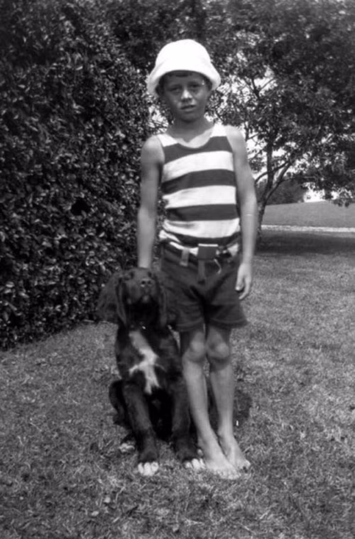 Cậu bé John Kennedy chụp hình bên chú cún Bobby năm 1925. Ảnh ATI