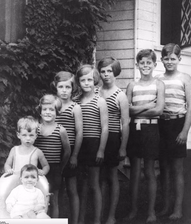Cậu bé John Kennedy chụp ảnh cùng tất cả anh chị em năm 1928. Ảnh ATI