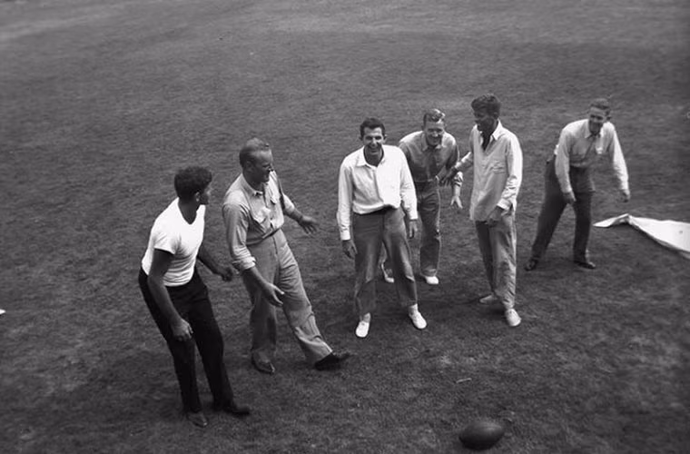 Chành thanh niên John Kennedy cùng các thành viên trong gia đình ở Hyannis Port khoảng giữa năm 1944. Ảnh ATI