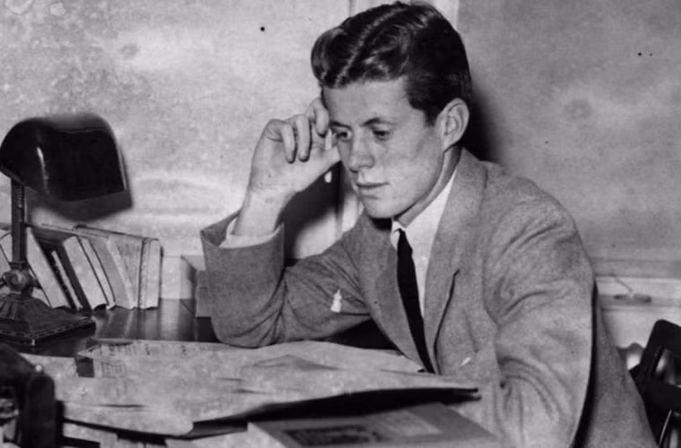 Chàng sinh viên John Kennedy đang ngồi học trong thư viện trường Harvard trong khoảng năm 1939. Ảnh ATI
