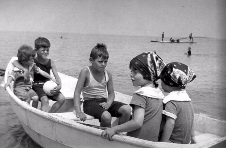 Bé trai John và các anh chị em ngồi thuyền ở Cohasset, Massachusetts trong tấm hình chụp 1923-1924. Ảnh ATI