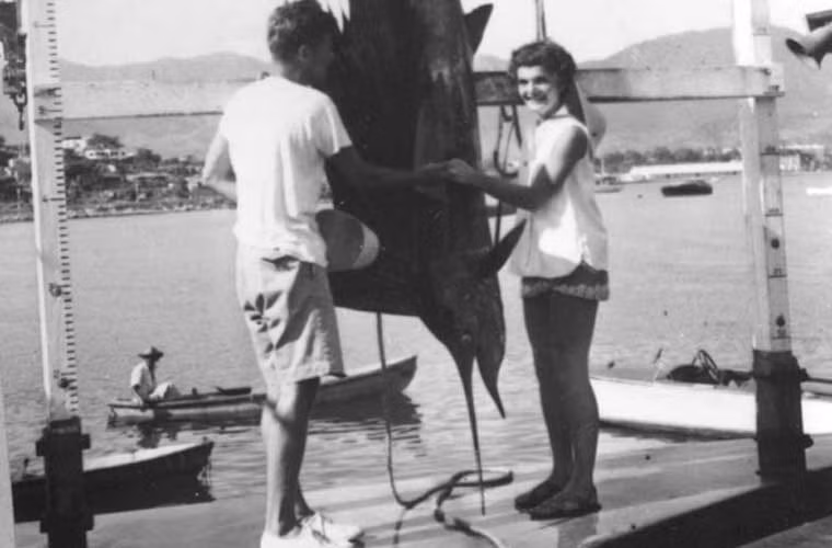 Vợ chồng John Kennedy đi câu cá ngoài đại dương trong tuần trăng mật ở Acapulco, Mexico hồi tháng 9/1953. Ảnh ATI