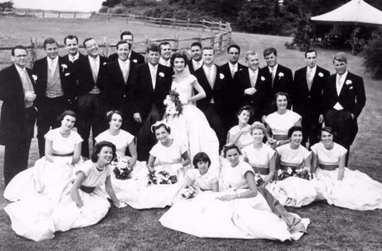 Ảnh chụp kỉ niệm trong ngày đám cưới của Tổng thống Mỹ tương lai John Kennedy và Jacqueline Bouvier ở Newport, đảo Rhode ngày 12/9/1953. Ảnh ATI