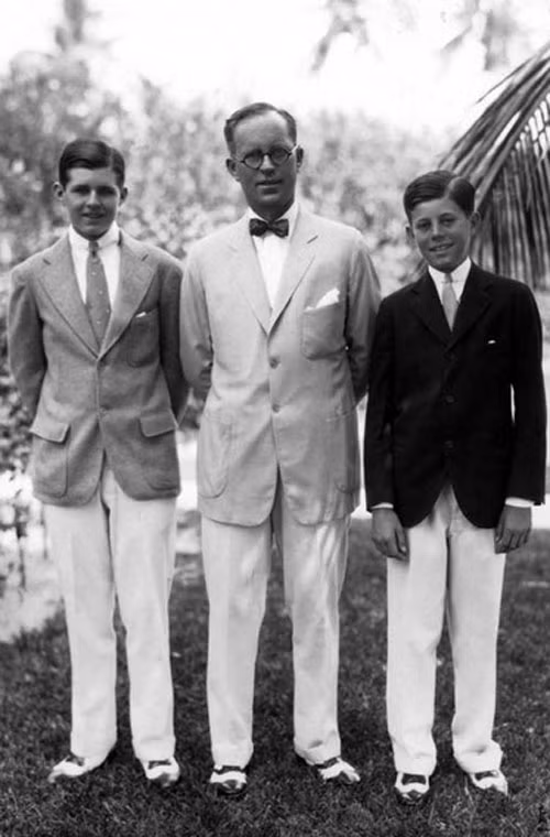Ông Joseph Sr. cùng hai cậu con trai là Joseph Jr. (trái) và John Kennedy trong lần đi nghỉ mát ở Palm Beach, Florida năm 1931. Ảnh ATI