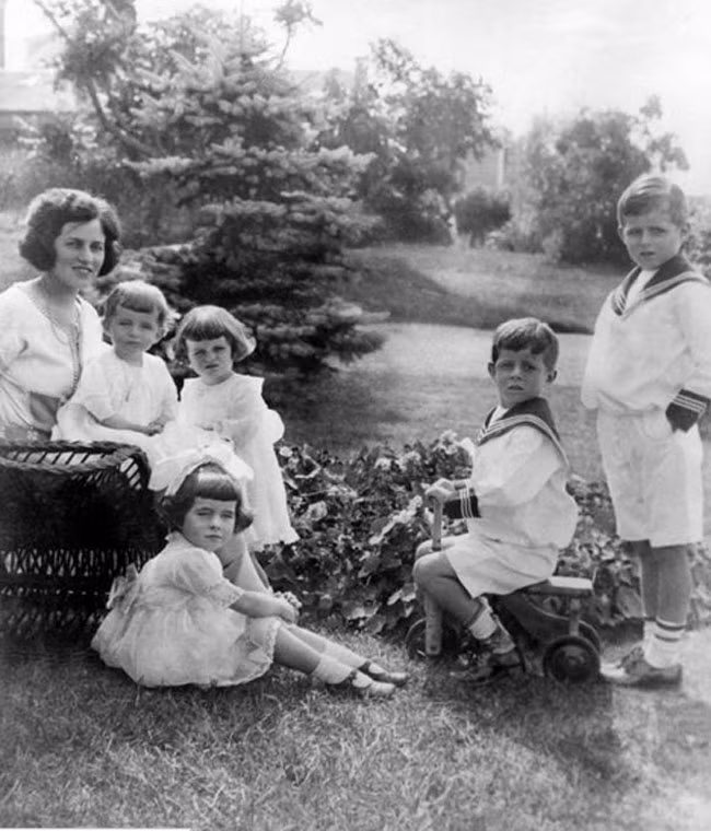 Bà Rose cùng các con trong vườn giữa năm 1923. Ảnh ATI