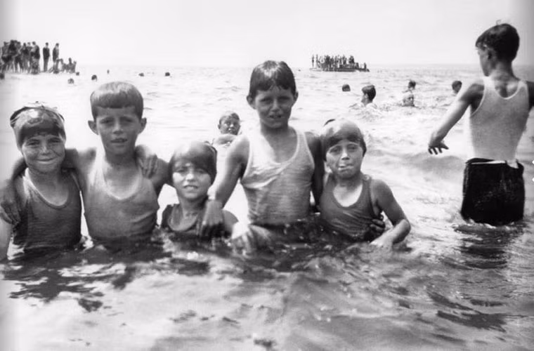 Các anh em nhà Kennedy tắm biển ở cảng Hyannis năm 1925. Ảnh ATI