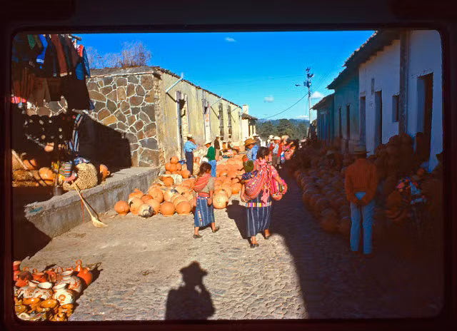 Những đồ sứ được bày bán tại một góc chợ. Ảnh VT