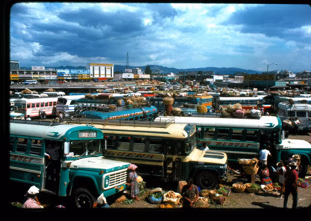 Những xe khách tại một góc chợ. Ảnh VT