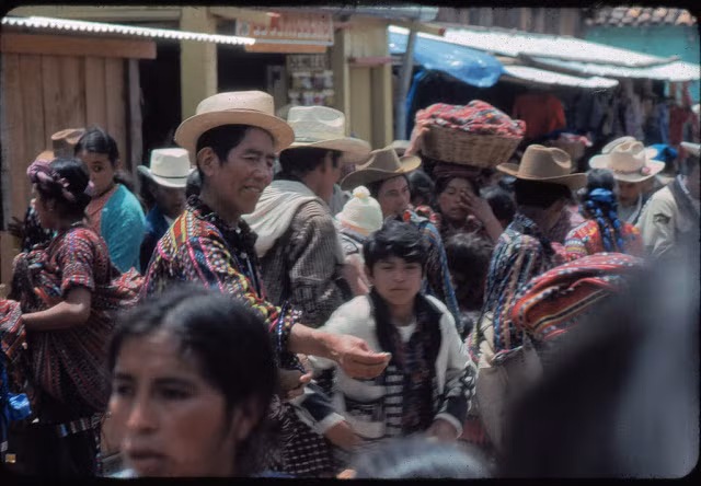 Cảnh buôn bán nhộn nhịp ở chợ. Ảnh VT