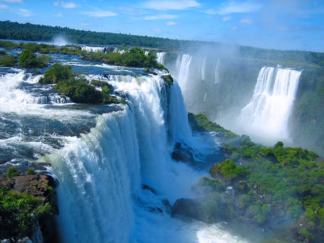 Thác Mocona khôi phục lại dáng vẻ "tiên cảnh nhân gian" của mình khi dòng sông Uruguay vơi đi lượng nước đáng kể. (Nguồn Amusing Planet)