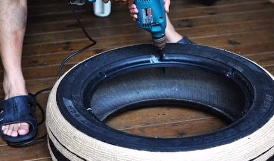 Tiếp đến, dùng máy khoan để khoan vào cạnh lốp. Những lỗ này là để luồn dây bện, giúp làm nên vùng đệm ghế.