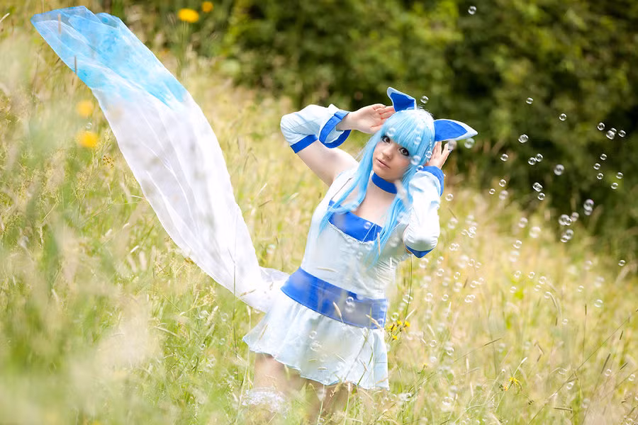 Cũng hóa thân thành Glaceon nhưng phiên bản Glaceon của hot girl này đáng yêu và thuần khiết hơn.