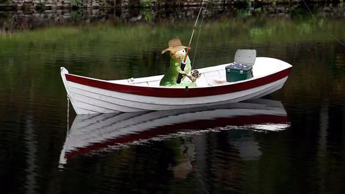 Đây là "hệ quả" mà một chú sâu bướm thế kỷ 21 phải chịu khi để rò rỉ những hình ảnh hot của mình trên mạng xã hội. (Nguồn Bored Panda) 