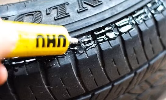 Ở những vòng dây cuối cùng, bạn bôi thật đẫm keo dọc theo chu vi của lốp xe để dây bện dích chắc nhất có thể.