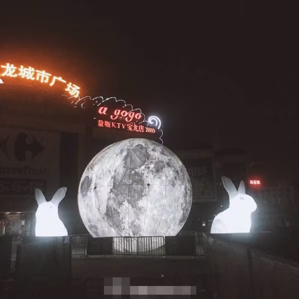 Bên cạnh mặt trăng nhân tạo này còn có cả hai con thỏ ngọc canh giữ. (Nguồn Sina)