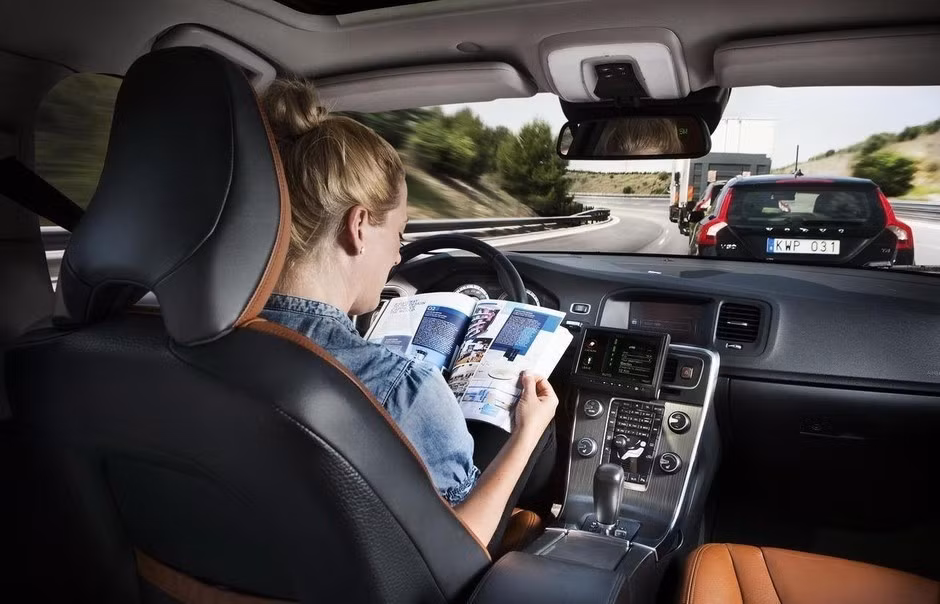 9. Xe không người lái: Nhiều người kỳ vọng trong tương lai gần sẽ được trải nghiệm những chiếc sử dụng công nghệ lái tự động hoàn hảo, có thể tự động xử lý mọi tình huống theo các an toàn nhất. Loại bỏ hoàn toàn nỗi lo về tai nạn giao phôi do căng thẳng, buồn ngủ, mất tay lái. (Nguồn Sina)