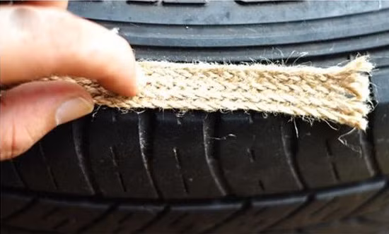 Tiếp đó, tùy theo con mắt thẩm mỹ mà bạn dùng dây bện bản dẹt để quấn những phần nào của lốp xe.