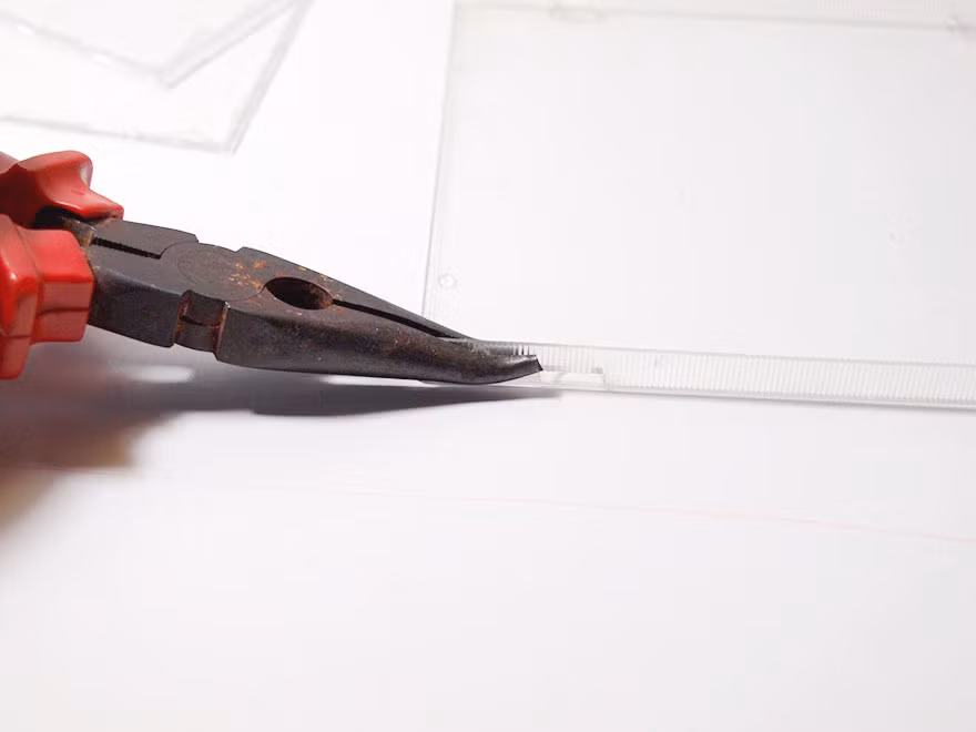 Tiếp theo đó, bạn gỡ phần nhựa trong của vỏ hộp CD cũ ra và cắt đi phần mép. (Nguồn Bored Panda)