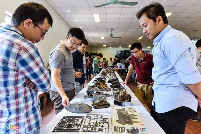 Sáng 18/9, giới chơi mô hình khí tài quân sự tổ chức trưng bày thiết bị mô hình quân sự tại Hà Nội. Sự kiện là cuộc gặp gỡ, trao đổi kinh nghiệm và thể hiện niềm tự hào của những người có sở thích sưu tầm và chế khí tài quân sự đồ chơi.