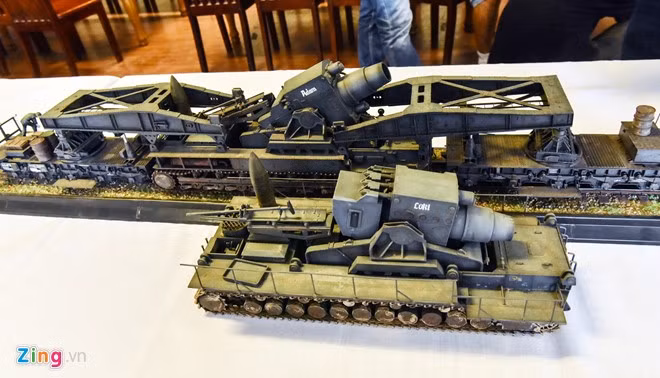 Cối tự hành Karl-Gerat, ra đời cuối thập niên 30, lắp trên khung gầm xích và tự di chuyển với tốc độ không quá 10 km/h. Toàn bộ hệ thống nặng tới 126 tấn. Cối Karl-Gerat được thiết kế như một vũ khí bao vây để tấn công các phòng tuyến Maginot. Phi đội thao tác cối này lên tới 21 người, bắn đạn 600 mm, cự ly bắn 5 km với tốc độ khoảng 6 viên mỗi giờ. Đức đã chế tạo tổng cộng 7 khẩu Karl, 1 khẩu để thử nghiệm và 6 khẩu khác tham gia trên tất cả các mặt trận.