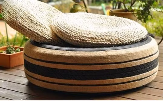 Để tái chế lốp xe ô tô cũ thành ghế đệm lạ mắt như thế này, bạn không cần quá khéo tay, cũng không phải bỏ ra nhiều thời gian, vật liệu cũng rất sẵn có.