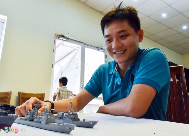 Anh Lê Kim Long, một người chơi từ TP.HCM ra Hà Nội cho rằng nam giới có lẽ ai cũng thích tìm hiểu về các loại vũ khí, khí tài quân sự. "Và khi ai đó đã yêu thích một loại vũ khí nào đấy thì việc lắp ghép, tạo ra những mẫu mô hình như thế này chủ yếu là để thoả mãn niềm đam mê", anh Long nói.