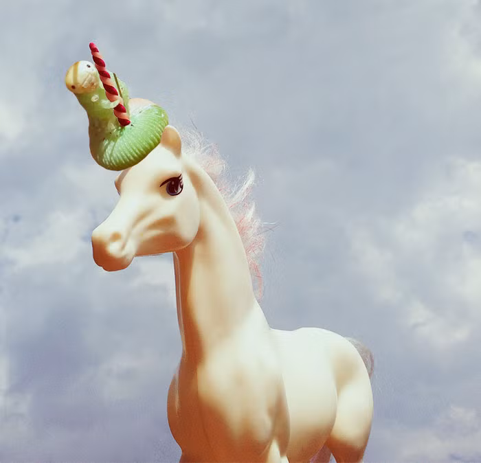 Sâu bướm múa cột ngay trên chiếc sừng xoắn của kỳ lân đồ chơi. (Nguồn Bored Panda) 