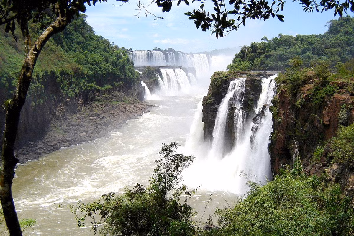 Một cảnh quan khác thường của sông Uruguay là sự hiện diện của một hẻm núi ngập nước, rãnh phía dưới của con sông. Hẻm núi này được cho là đã được hình thành trong kỷ băng hà Ice Age, khi khí hậu khô hơn và sông bị thu hẹp. (Nguồn Amusing Planet)