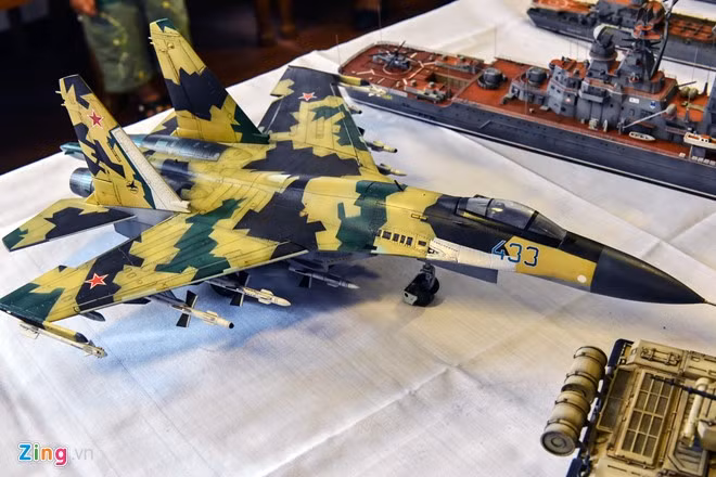 Su-35 là máy bay tiêm kích hạng nặng, tầm xa, đa năng, chiếm ưu thế trên không thế hệ 4++ hiện đại, được phát triển bởi hãng Sukhoi. Su-35 có vận tốc cực đại lên tới 2500 km/h, tầm bay 4500 km với thùng nhiên liệu phụ, có thể mang theo 8 tấn vũ khí bao gồm tên lửa và bom.