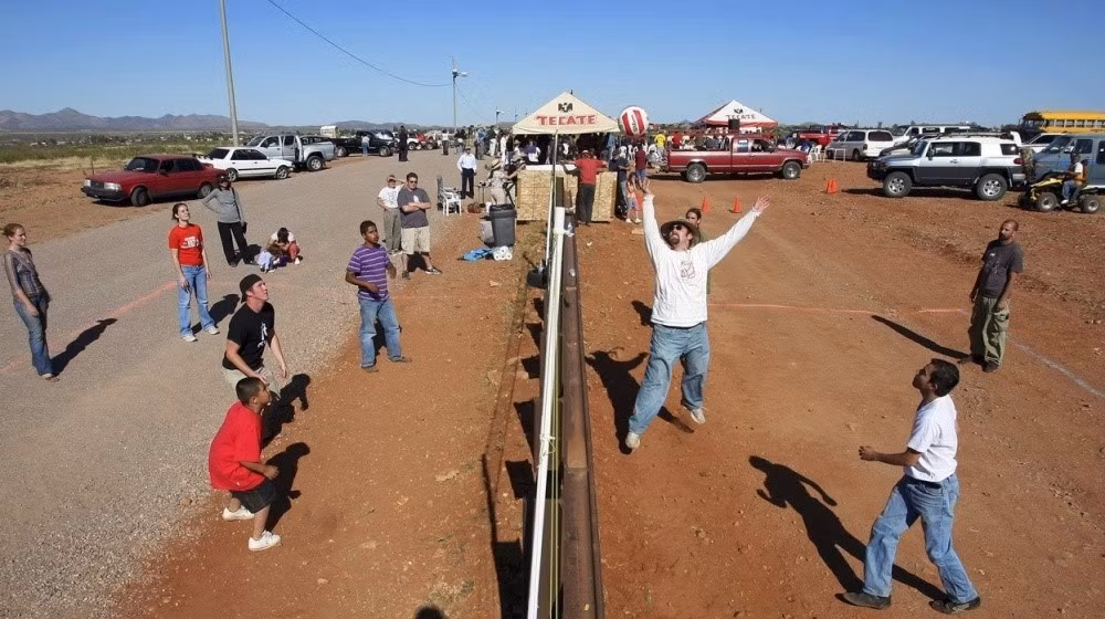 Người dân chơi bóng chuyền qua đường biên giới giữa Mỹ (trái) và Mexico (phải). Biên giới giữa 2 nước có chiều dài 3.169 km với hàng rào bê tông kiên cố và gần 20.000 chốt tuần tra.