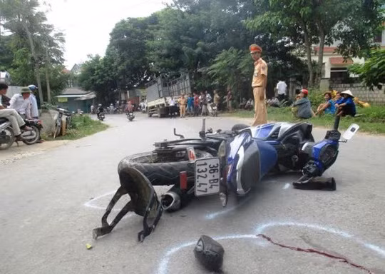 Xe may phong nhanh tong xe tai 2 thanh nien thuong vong