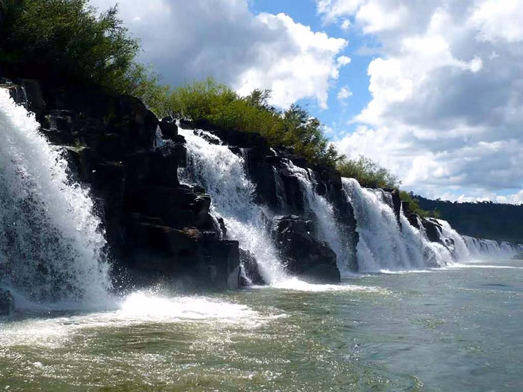 Điểm thú vị khác là bản thân con thác Mocona kỳ lạ "ẩn mình" khoảng 150 ngày mỗi năm khi con sông đầy nước. Trong giai đoạn này, dòng thác giống những ghềnh hơn. (Nguồn Amusing Planet)