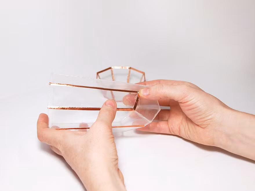 Sau khi keo dán nến khô là đến phần trang trí, ở phần này, bạn có thể tùy chọn giấy dán phù hợp với thẩm mỹ và sở thích của mình. Việc trang trí này vừa giúp che đi những vết nến dán, vừa giúp nhà kính mini của bạn đẹp hơn. (Nguồn Bored Panda)