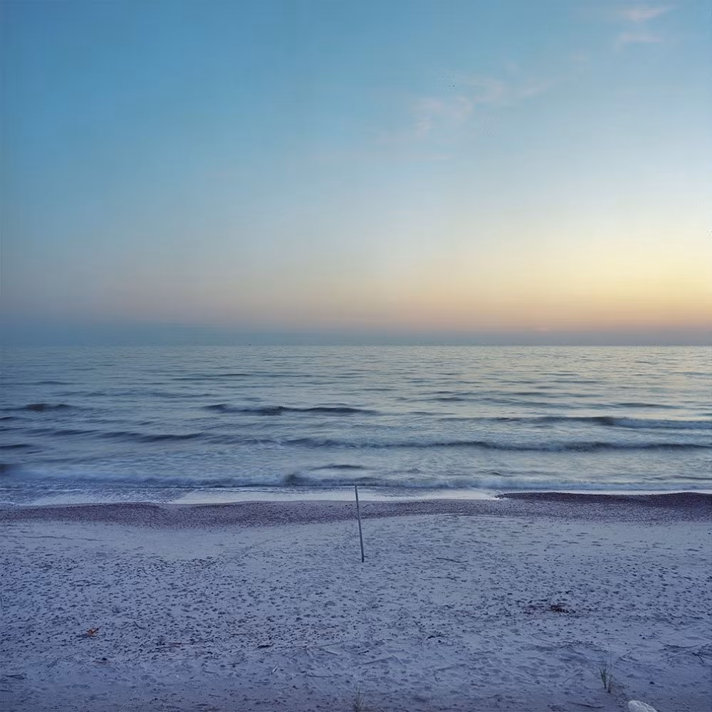 Cây cọc mỏng manh là biên giới giữa Lithuania và Latvia qua biển Baltic.