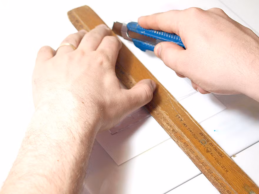 Kế tiếp, dùng dao dọc giấy để cắt miếng nhựa theo những hình học được in lên. (Nguồn Bored Panda)