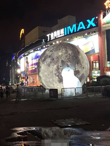 Ở một số trung tâm thương mại lớn của Trung Quốc cũng trưng bày những mặt trăng nhưng kích thước nhỏ hơn so với "siêu trăng" bị thổi bay xuống phố. (Nguồn Sina)