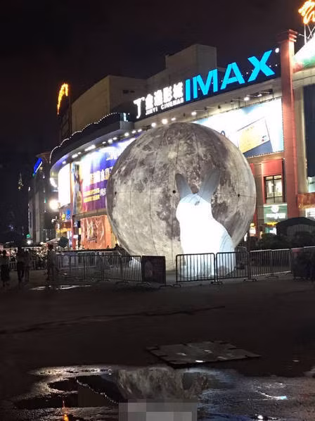 Ở một số trung tâm thương mại lớn của Trung Quốc cũng trưng bày những mặt trăng nhưng kích thước nhỏ hơn so với "siêu trăng" bị thổi bay xuống phố. (Nguồn Sina)