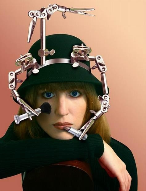 2. Máy trang điểm tự động: Do nhu cầu trang điểm của mỗi người khác nhau, phong cách trang điểm tới những sự kiện khác nhau cũng có điểm phân biệt. Nhiều người ước ao có chiếc máy trang điểm tự động kết nối với máy tính. Chỉ cần nhấp chuột và kiên nhẫn chờ đợi, bạn sẽ hoàn toàn không phải động chân động tay vào việc gì. (Nguồn Sina)