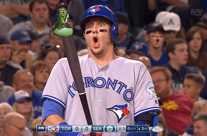 Ở một bức ảnh khác, sự xuất hiện của chú sâu bướm khiến cầu thủ bóng chày người Canada cực kỳ hốt hoảng. (Nguồn Bored Panda) 