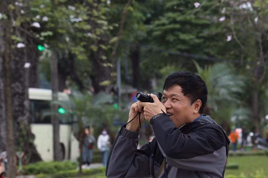 Nhiều người mê chụp ảnh cũng tới con đường hoa ban để lưu lại những bức ảnh đẹp về loài hoa ban này.