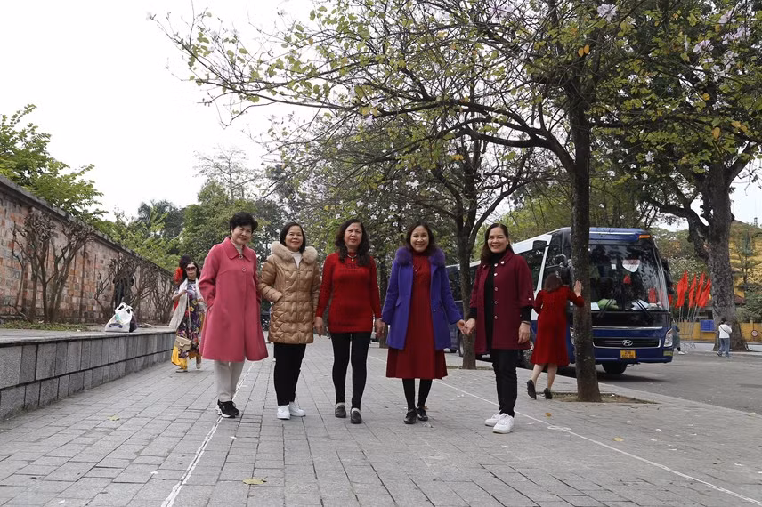 Không chỉ các bạn trẻ, những người tuổi trung niên cũng muốn chụp ảnh cùng loài hoa này.