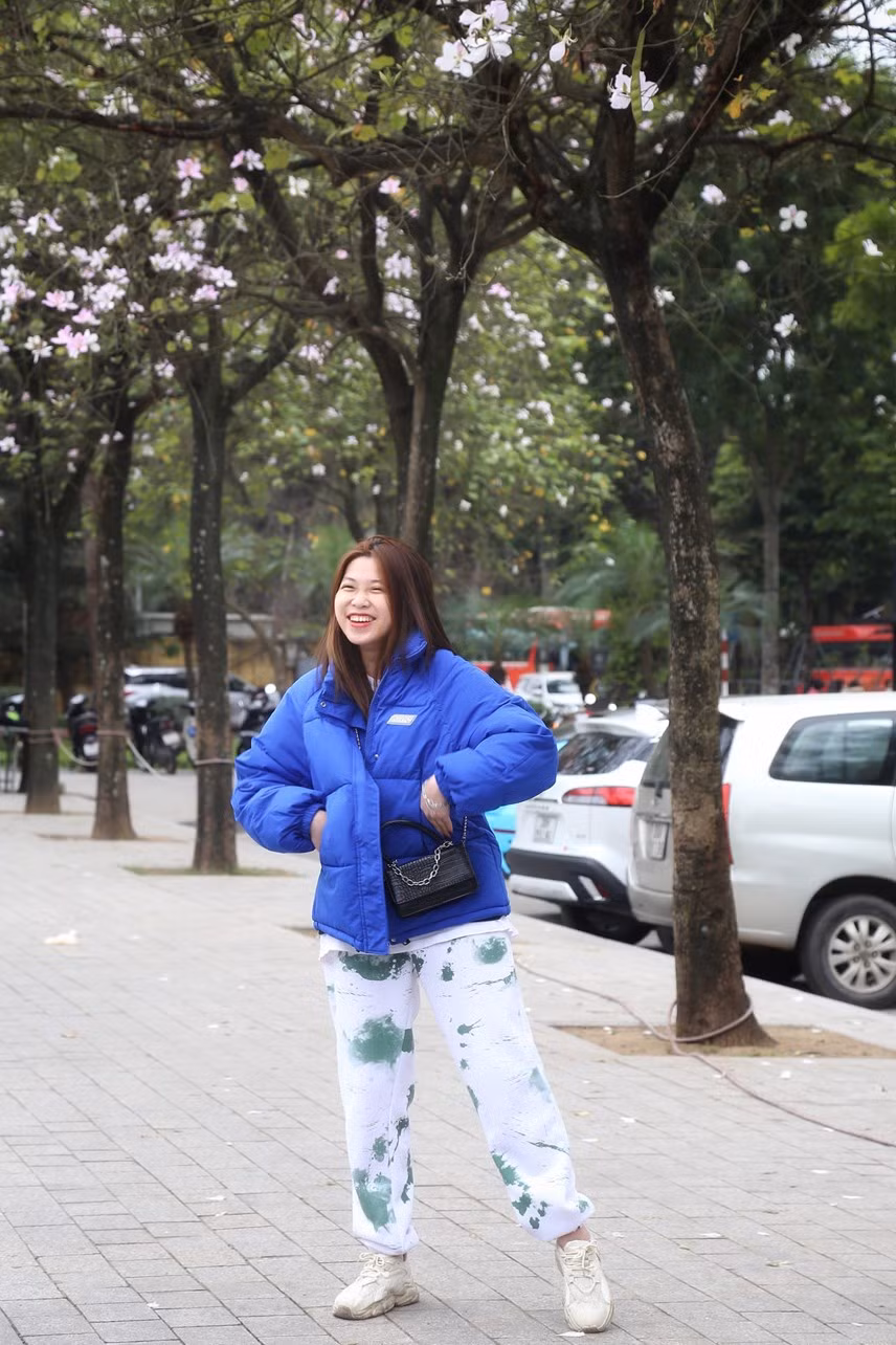 Nhiều bạn trẻ mê chụp ảnh tạo dáng bên loài hoa đặc trưng của núi rừng Tây Bắc.