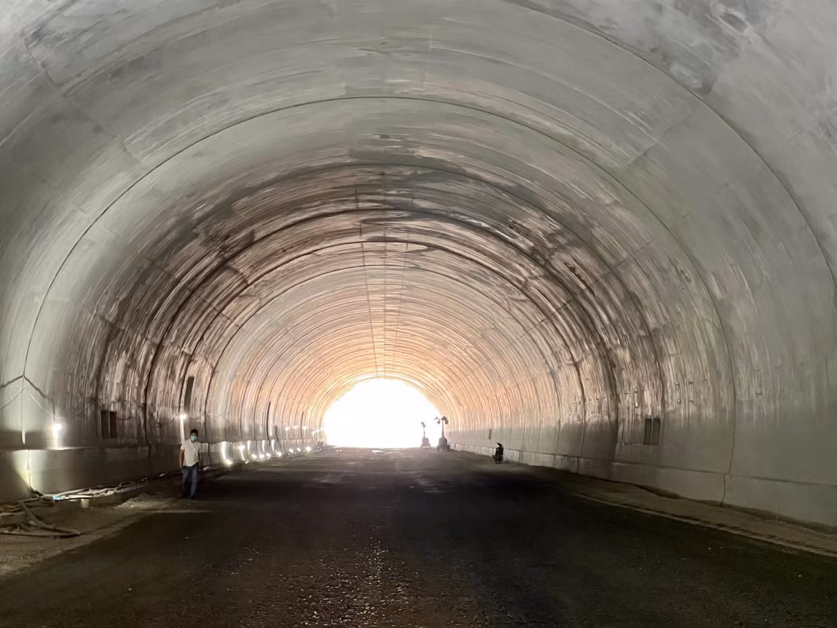 Hầm Dốc Sạn có 2 ống A và B (mỗi ống chiều dài khoảng 750m) đã được thông hầm kỹ thuật từ cuối tháng 5/2022. (Ảnh: Tạp chí Giao thông Vận tải).